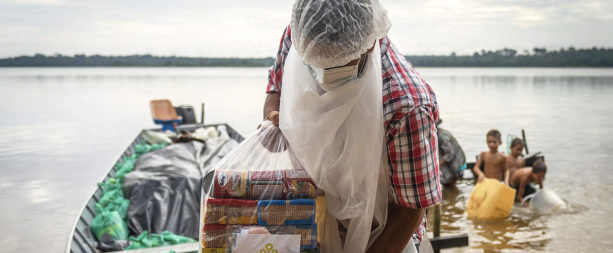 Hilfsgüter auf einem Boot am Amazonas © Andre Dib / WWF-Brasil
